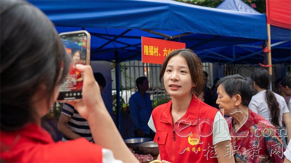 实践队成员在助农集市进行现场直播