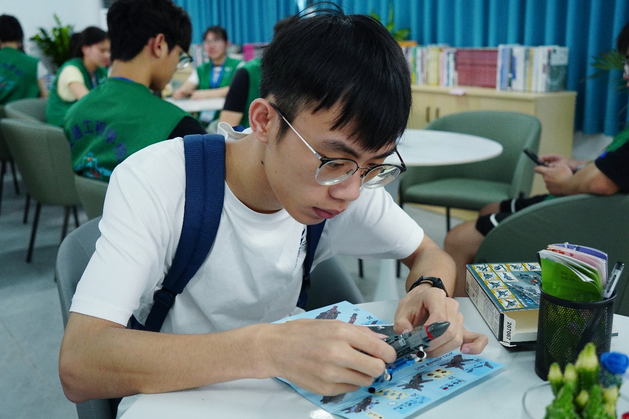 男人拿着笔记本电脑的桌子前低可信度描述已自动生成