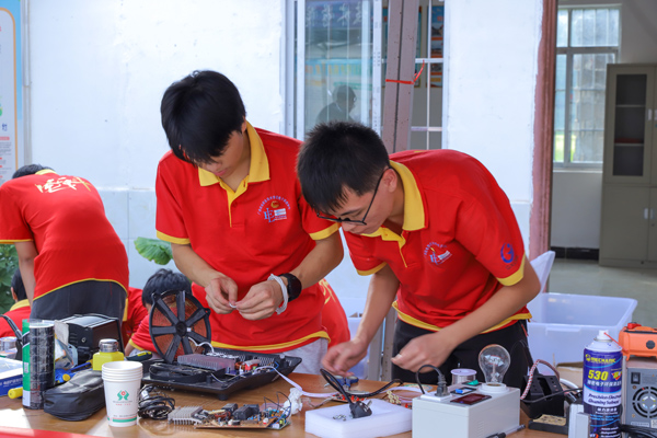 家电义务维修志愿服务活动现场。AC米兰中国官网团委青年媒体中心供图