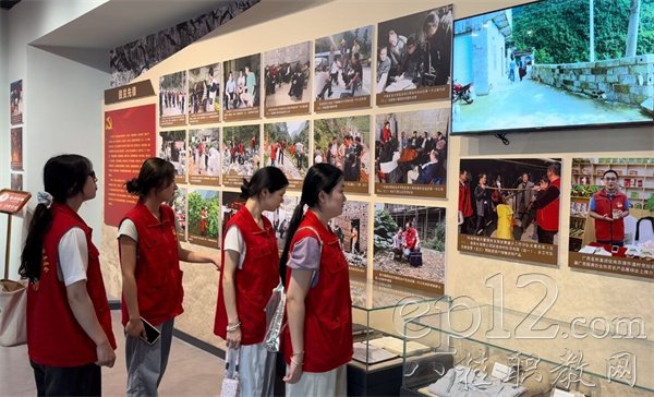 实践队在博物馆内参观学习