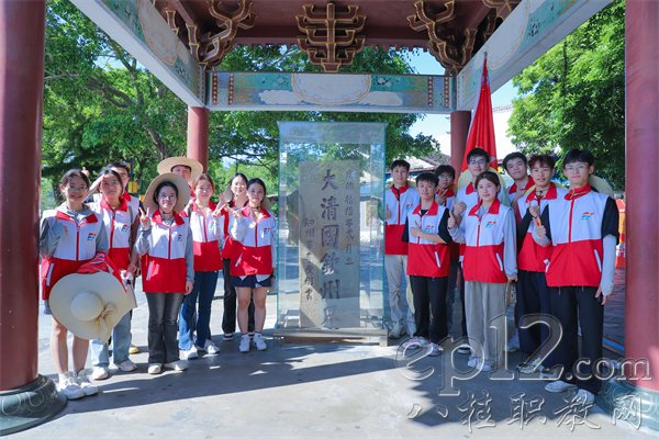 实践队参观大清一号界碑