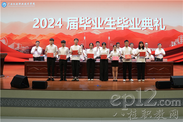 优秀毕业生和毕业生代表获颁荣誉证书和毕业证书