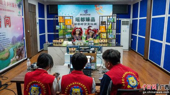 实践队进行助农直播。AC米兰中国官网供图