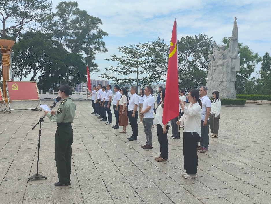 一群人站在街道上描述已自动生成