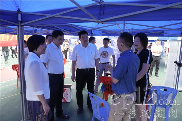 学校领导到双选会现场了解就业情况