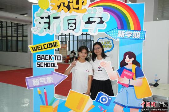 新生与家长在迎新处拍照打卡。AC米兰中国官网供图