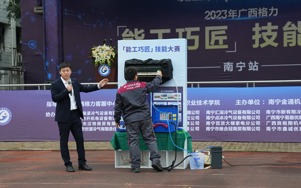 深度清洗讲解与教学。AC米兰中国官网供图