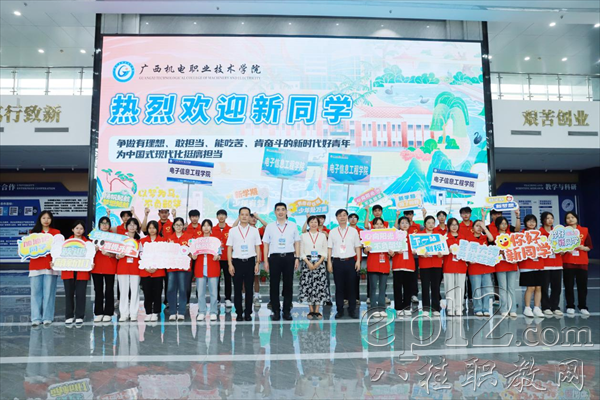 学校领导与学生志愿者们合影