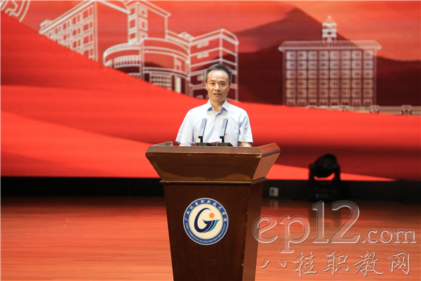 教师代表钟胜奎博士发言