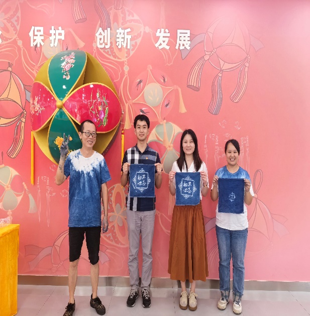 一群人站在一起中度可信度描述已自动生成