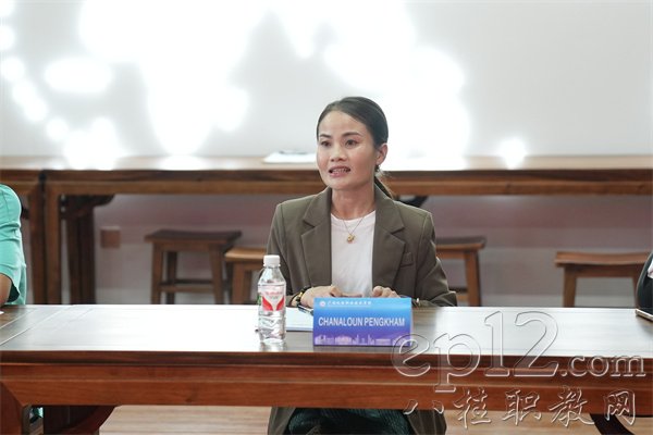 老挝留学生带队老师代表康玲发言