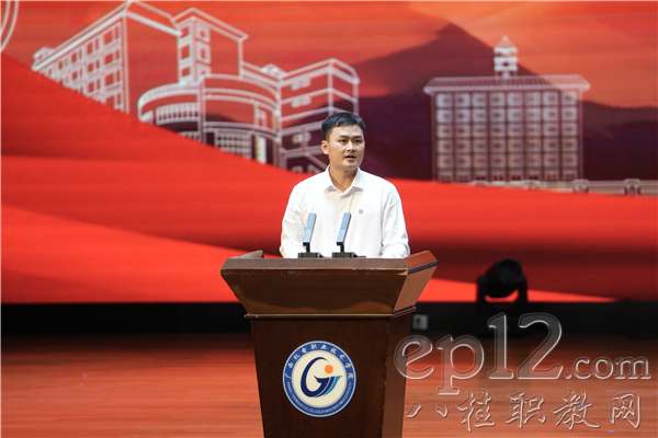 优秀校友代表齐林发言