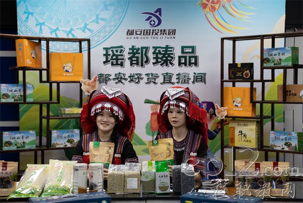 实践队成员在助农直播间带货