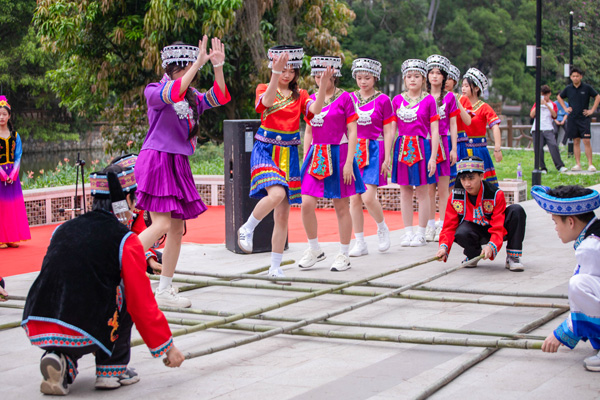 竹竿舞表演。AC米兰中国官网供图