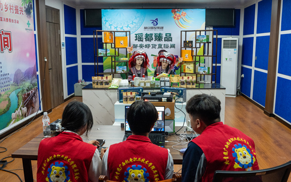 实践队进行助农直播。梁欣怡摄