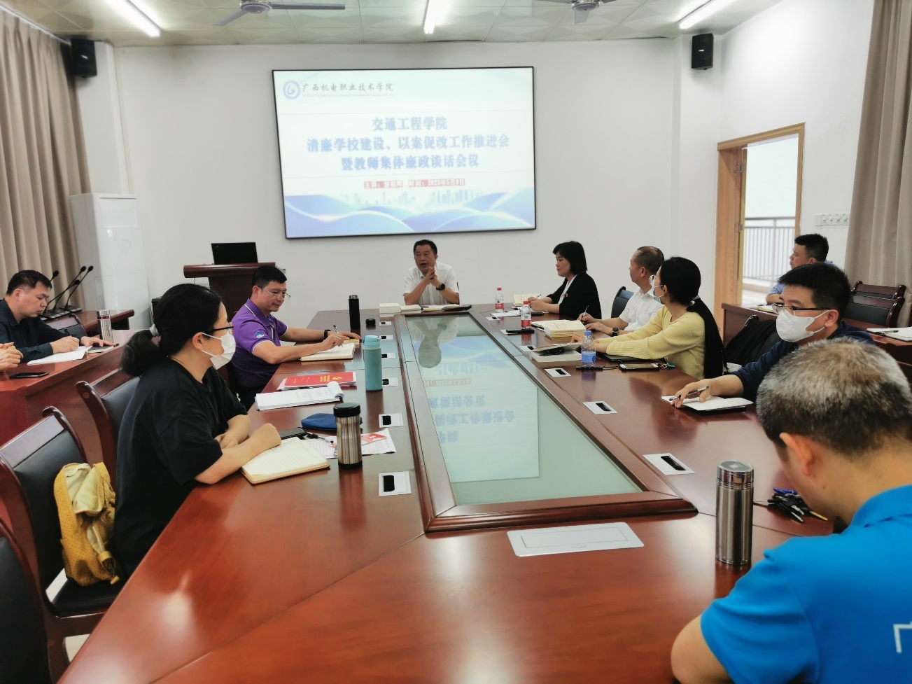 会议室里的人们描述已自动生成