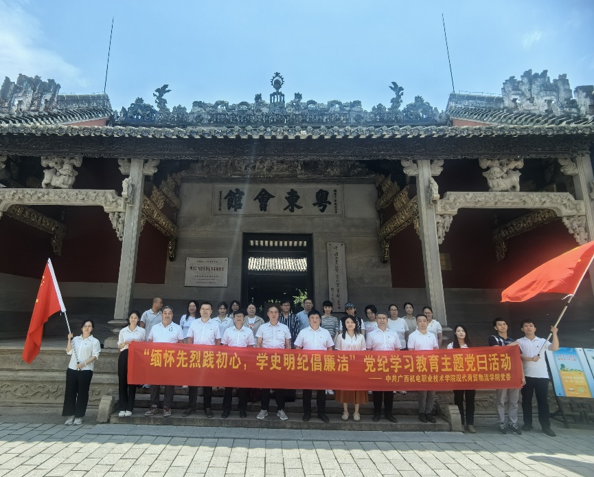 图片包含 建筑, 户外, 前, 男人描述已自动生成